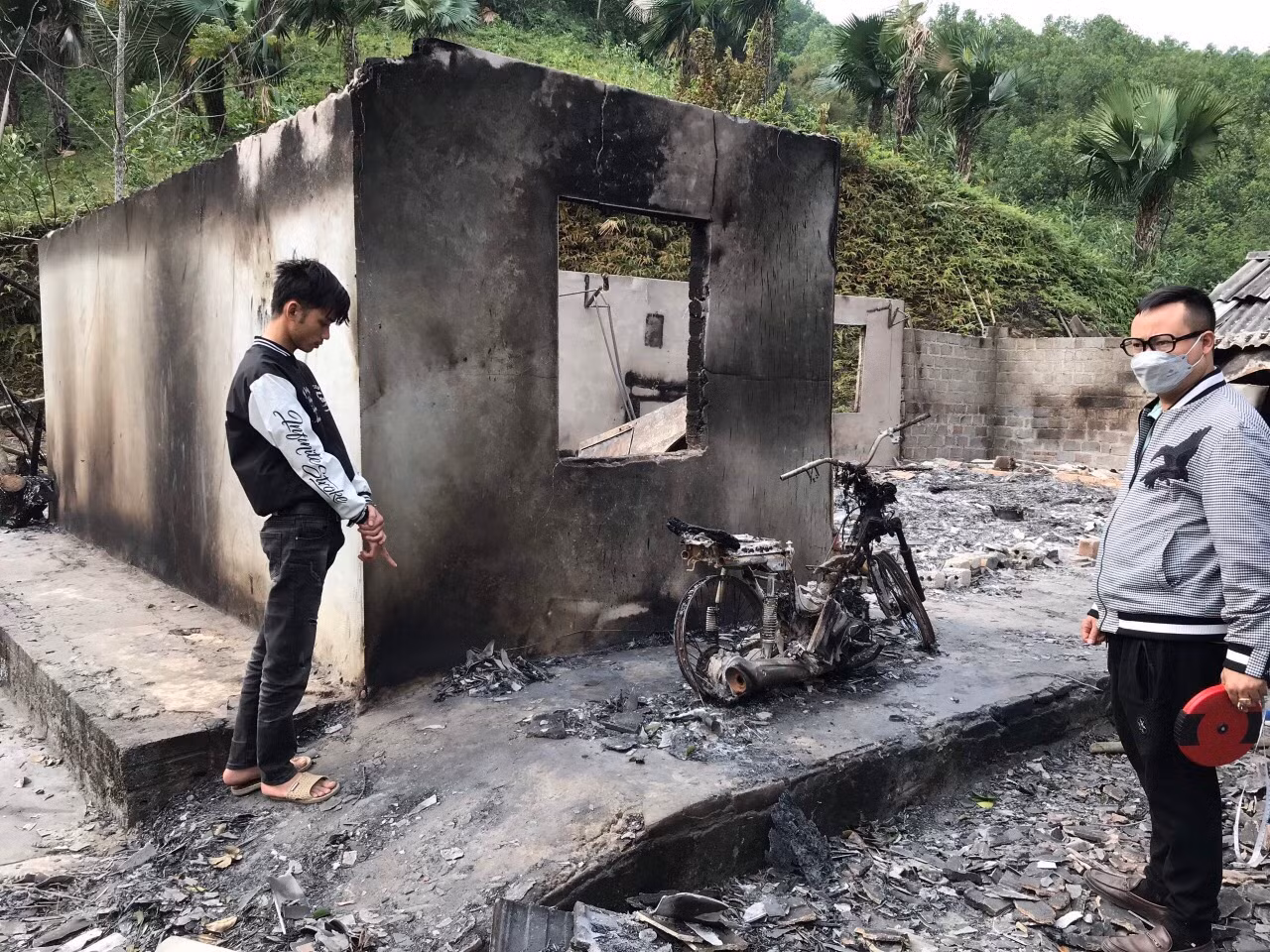 Mâu thuẫn tình cảm, đổ xăng đốt nhà bạn gái -0