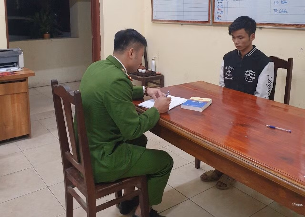 Mâu thuẫn tình cảm, đổ xăng đốt nhà bạn gái -0