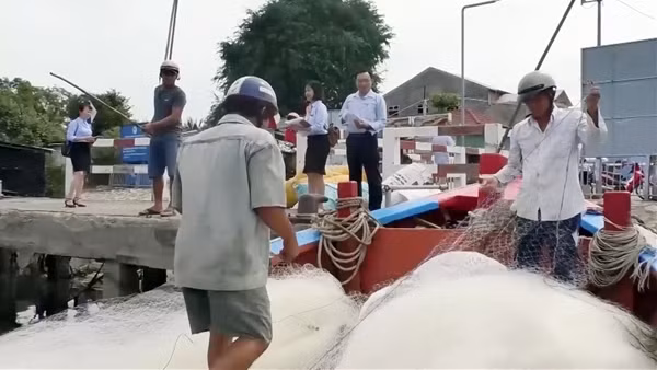 Tặng miễn phí BHYT cho người dân xã đảo Thạnh An