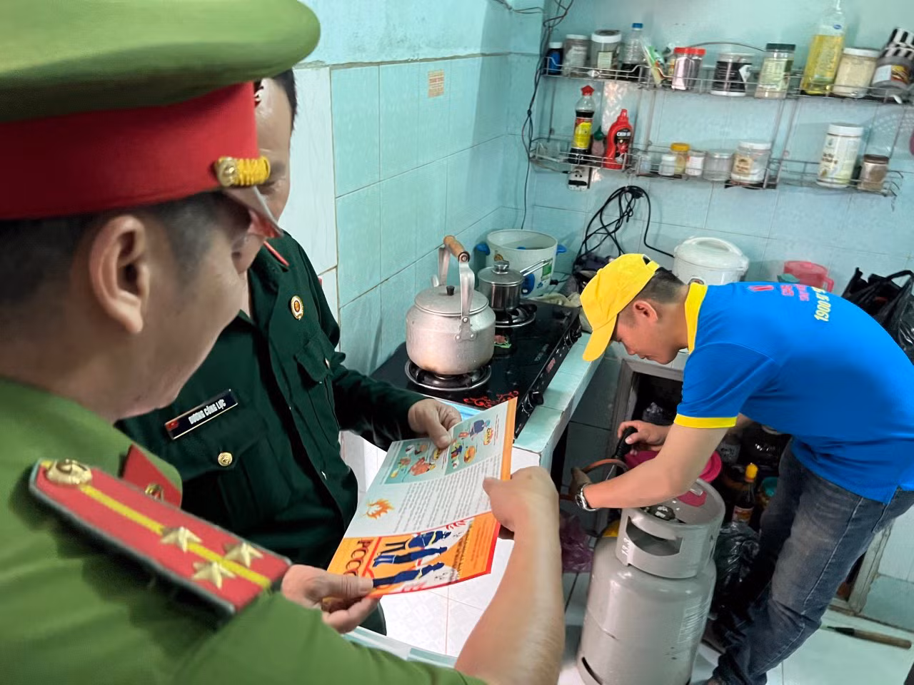 Ngày Thanh niên tuyên truyền pháp luật phòng, chống tội phạm, ra quân xử lý môi trường -0