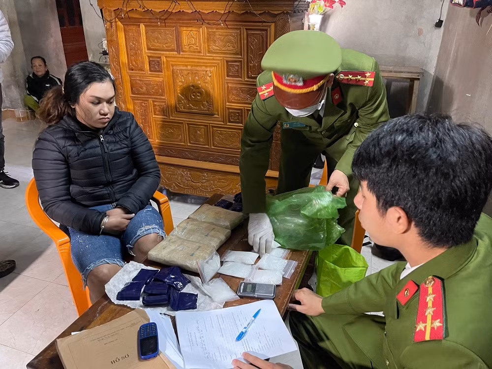 Bắt 3 đối tượng, thu giữ gần 5kg ma túy và súng đạn -0
