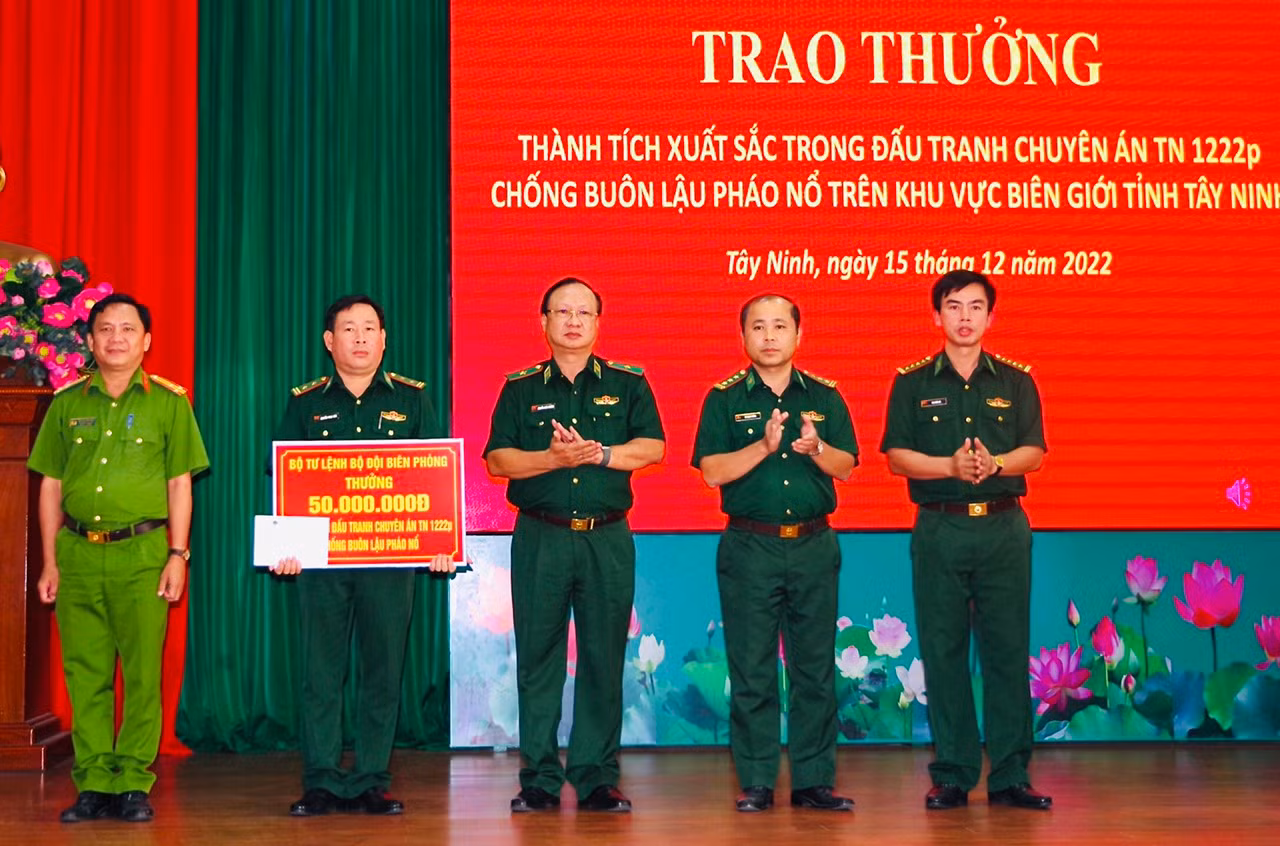 Trao thưởng đột xuất cho ban chuyên án chống buôn lậu pháo nổ khu vực biên giới -0