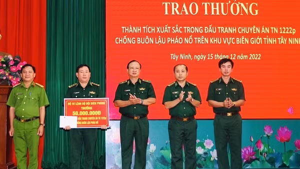 Trao thưởng đột xuất cho Ban chuyên án chống buôn lậu pháo nổ khu vực biên giới
