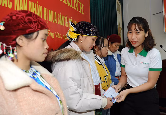 Chia sẻ khó khăn với các nạn nhân bị mua bán người tại Hà Giang -0