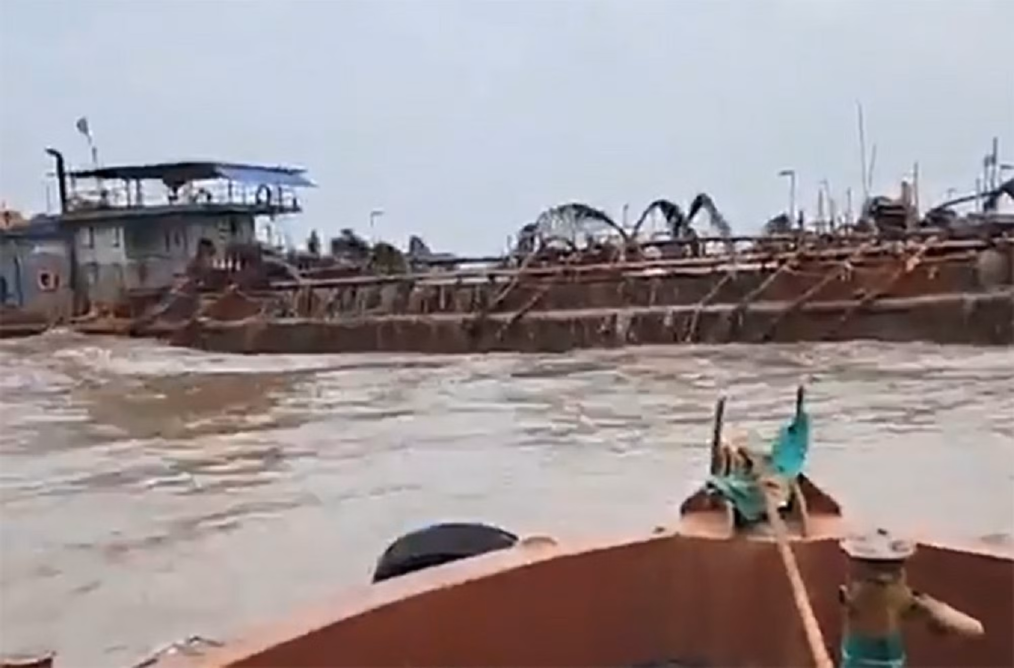 Bảo vệ mỏ cát nổ súng “thị uy” người nuôi ngao -0