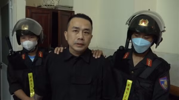 Khởi tố, bắt giam Việt kiều dọa tung ảnh “nóng” để cưỡng đoạt tiền của người tình