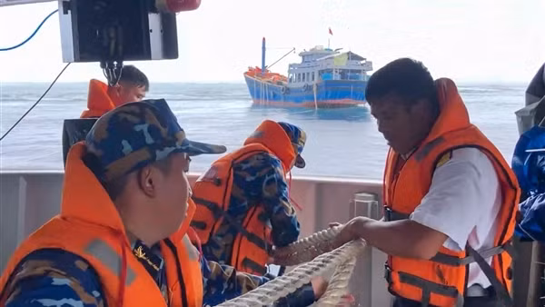 Giải cứu tàu cá của ngư dân mắc cạn ở Trường Sa