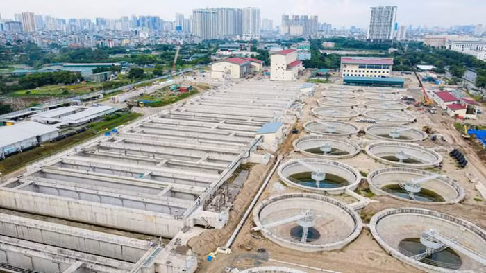 Nhà máy xử lý nước thải Yên Xá (huyện Thanh Trì, TP Hà Nội) có tổng mức đầu tư hơn 800 triệu USD (hơn 16.000 tỷ đồng), dự kiến được bàn giao vào quý 2 năm 2022 nhưng đến nay vẫn chậm tiến độ.