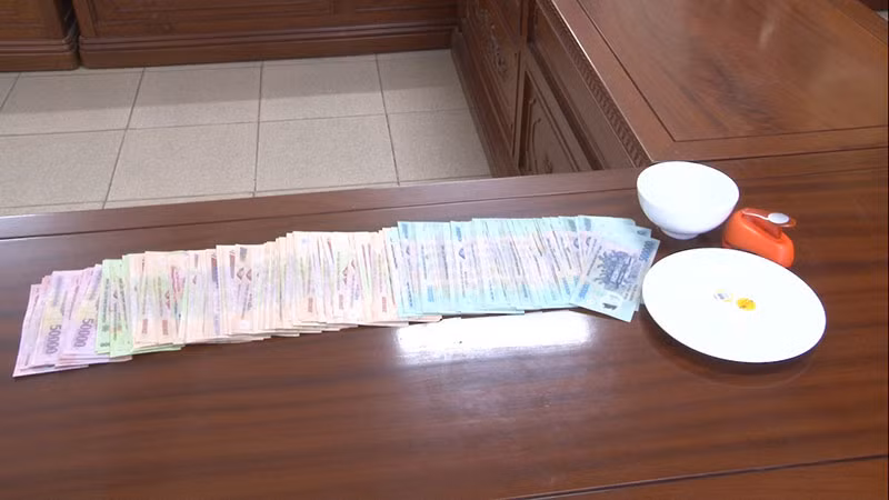 Bắt quả tang 8 đối tượng đánh bạc bằng hình thức xóc đĩa -1