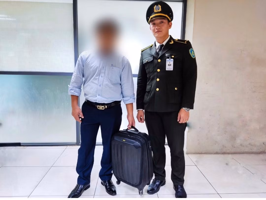 Khách bỏ quên vali tiền ở sân bay Nội Bài -0
