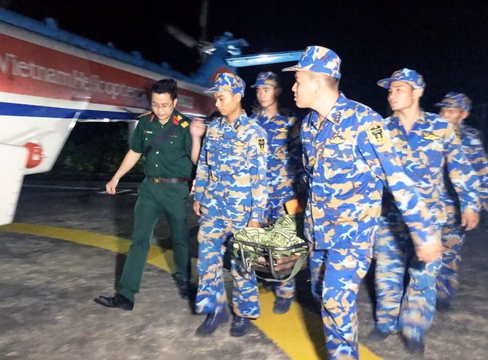 Điều trực thăng bay xuyên đêm ra Trường Sa đưa ngư dân đột quỵ não về đất liền -0