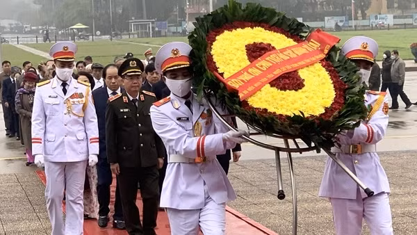 Đoàn đại biểu người cao tuổi điển hình tiên tiến vào Lăng viếng Chủ tịch Hồ Chí Minh
