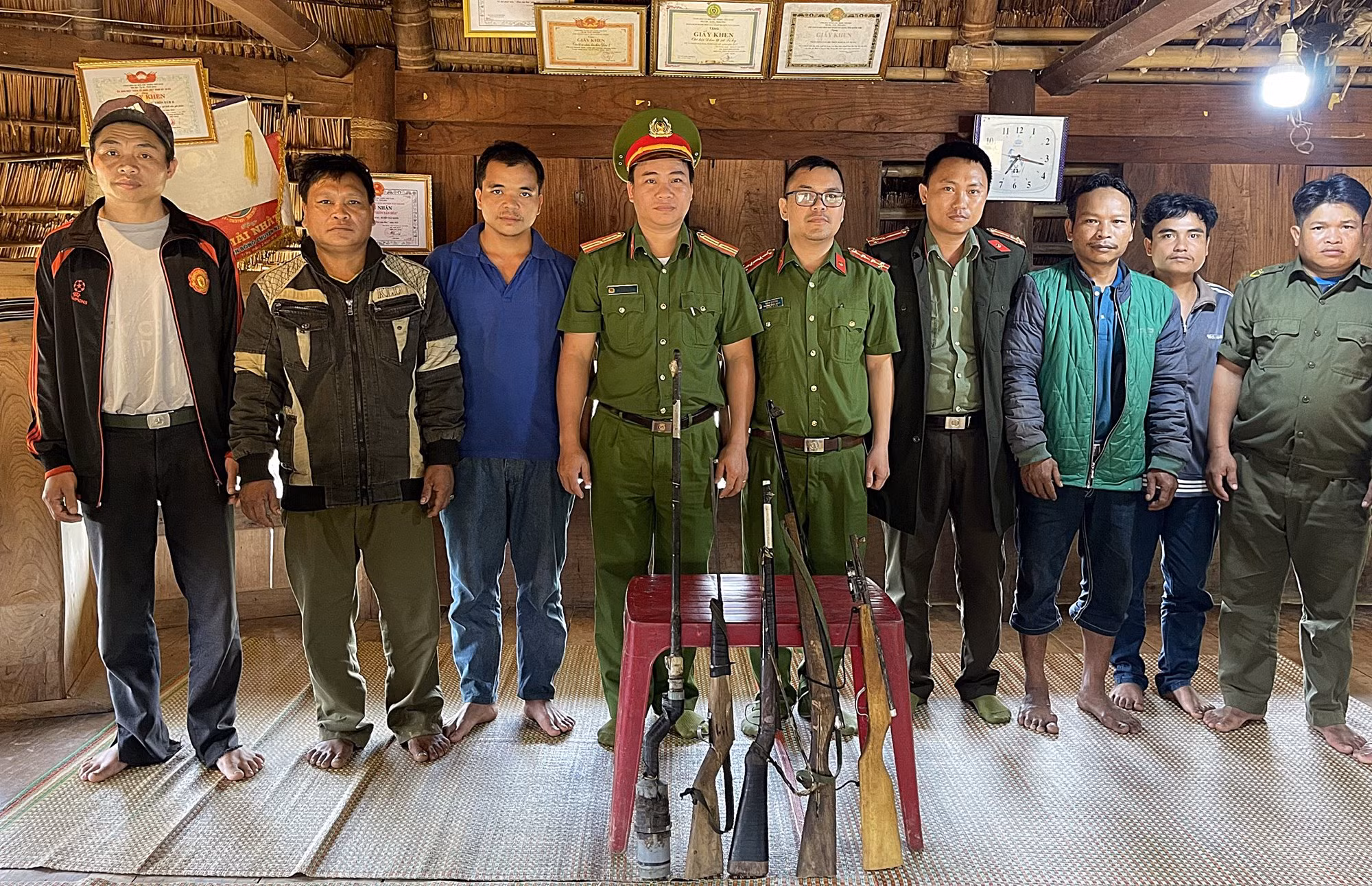 Đến tận thôn, bản vùng biên giới vận động, thu hồi 70 khẩu súng các loại -0