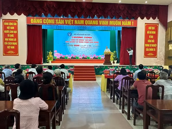 Mang Tết sớm đến với người dân nghèo -0
