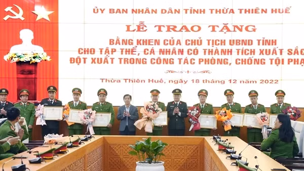 Khen thưởng ban chuyên án triệt phá đường dây ma túy lớn từ Lao Bảo về Huế
