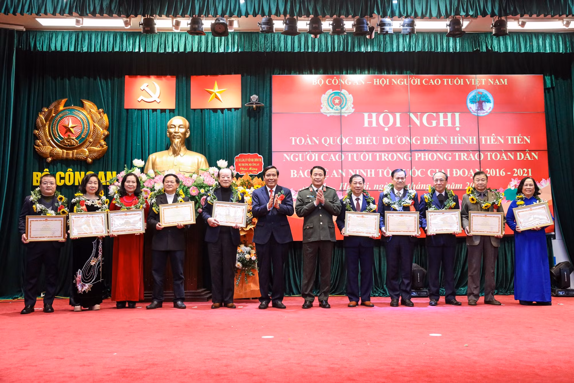 Biểu dương 139 điển hình tiên tiến người cao tuổi trong phong trào toàn dân bảo vệ ANTQ giai đoạn 2016-2021 -0