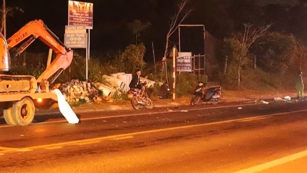 2 xe máy tông vào máy cày, 2 người bị gãy chân
