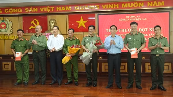 Khen thưởng đột xuất Công an tỉnh Đắk Lắk triệt phá đường dây cá độ bóng đá nghìn tỷ