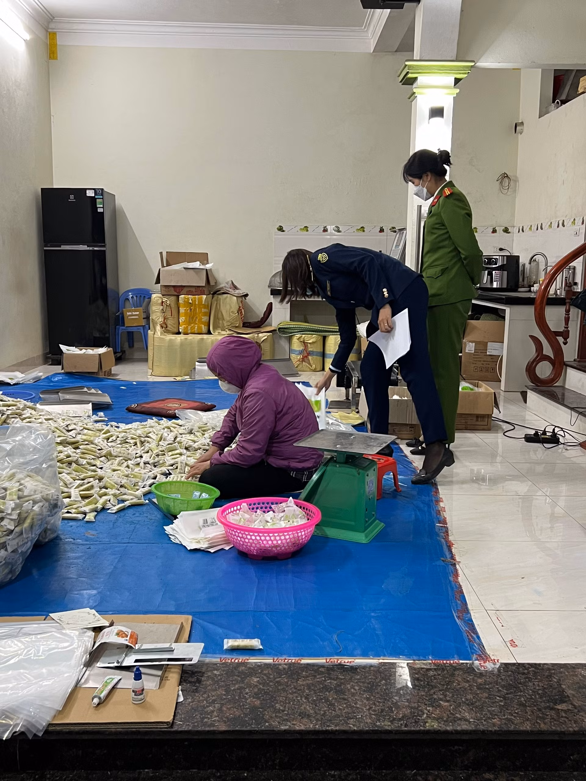Phát hiện cơ sở sản xuất bánh gạo giả mạo nhãn hiệu Vetrue của Nhật Bản -0