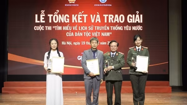 Trao giải cuộc thi "Tìm hiểu truyền thống yêu nước của dân tộc Việt Nam”