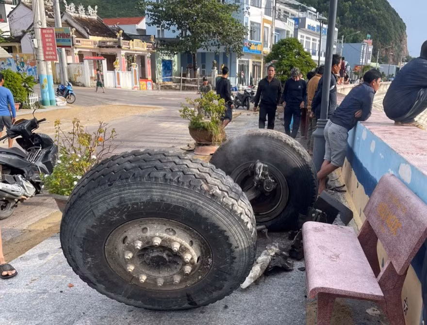 Xe bồn tuột dốc lao ra biển khiến 3 người thương vong -0
