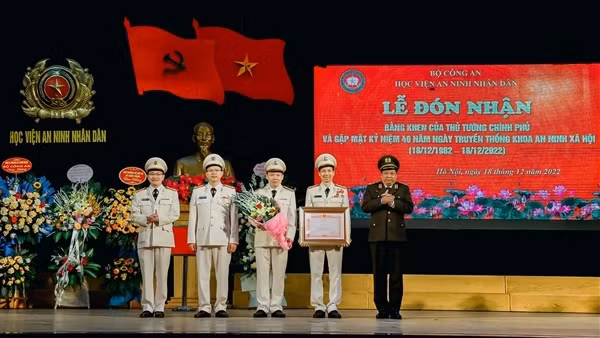 Khoa An ninh xã hội đón nhận Bằng khen của Thủ tướng Chính phủ