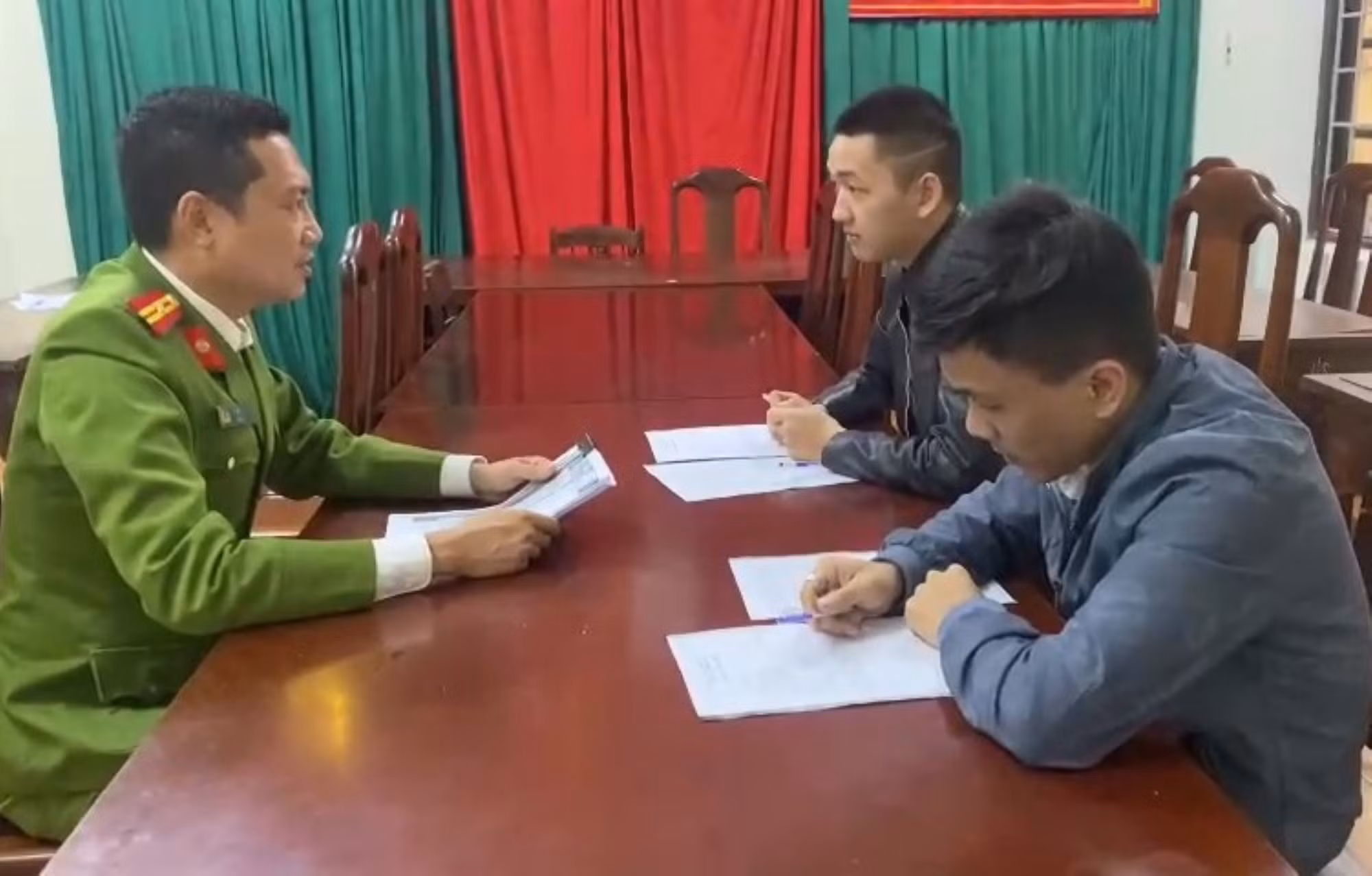 2 thanh niên tổ chức cá độ bóng đá với tang số tiền tỷ tại quán cà phê -0
