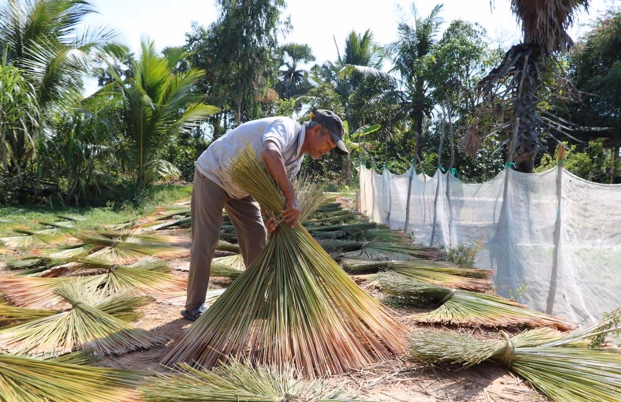 Tăng cường công tác vận động người dân tự nguyện giao nộp đất bao chiếm trái phép -0