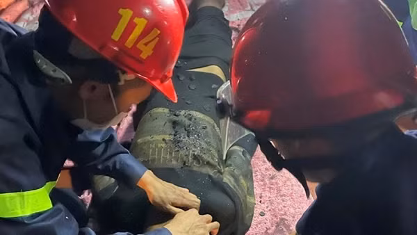 Cảnh sát kịp thời cứu nạn nhân kẹt trong đám cháy nhà trọ