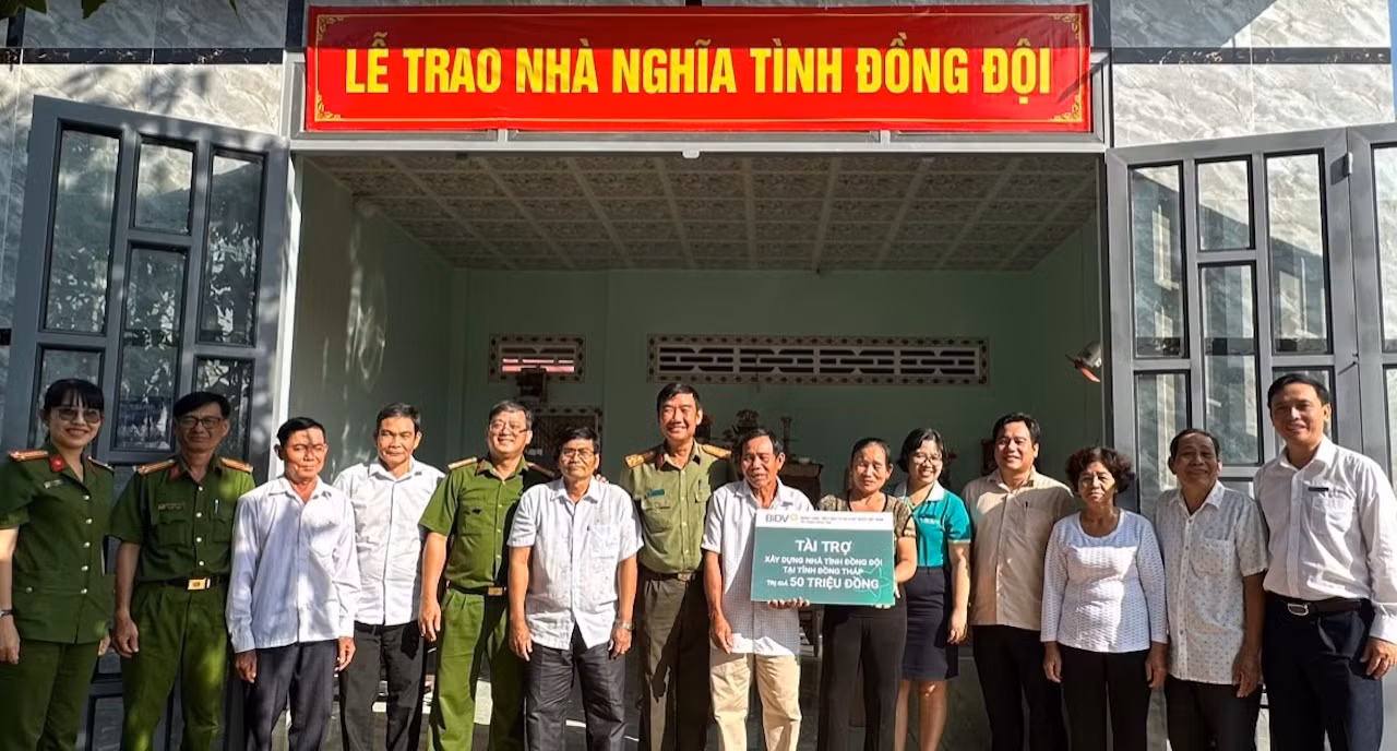 ngành công an, nhà tài trợ cùng chính quyền địa phương chụp ảnh lưu niệm với gia đình thân nhân liệt sĩ.jpg -0
