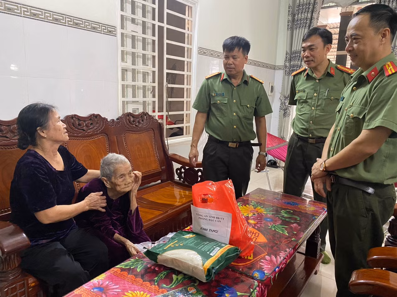 Công an tỉnh Bà Rịa-Vũng Tàu thăm hỏi và tặng quà Mẹ Việt Nam Anh hùng 105 tuổi -0