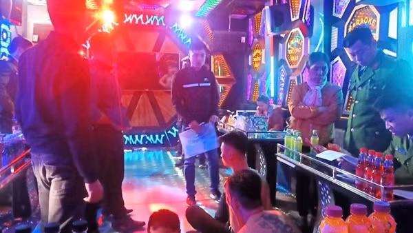 Nhóm thanh niên hát karaoke cùng ma túy