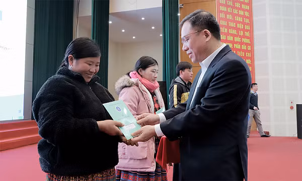 Trao tặng sổ BHXH, thẻ BHYT tại tỉnh Sơn La, Hòa Bình -0