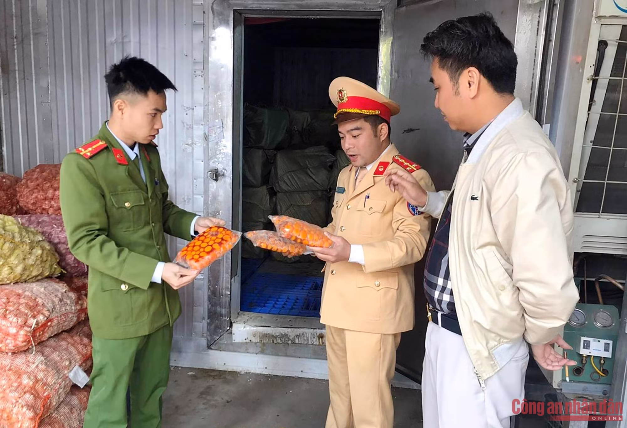7 tấn tràng trứng gà nghi nhập lậu, tẩm hoá chất chuẩn bị “đổ bộ” nhà hàng, khách sạn ảnh 1 CSGT chặn hơn 7 tấn tràng trứng đang “vi vu” trên cao tốc -0