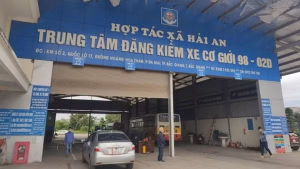 Đình chỉ 2 trung tâm đăng kiểm kiểm định xe cũ nát đưa đón công nhân