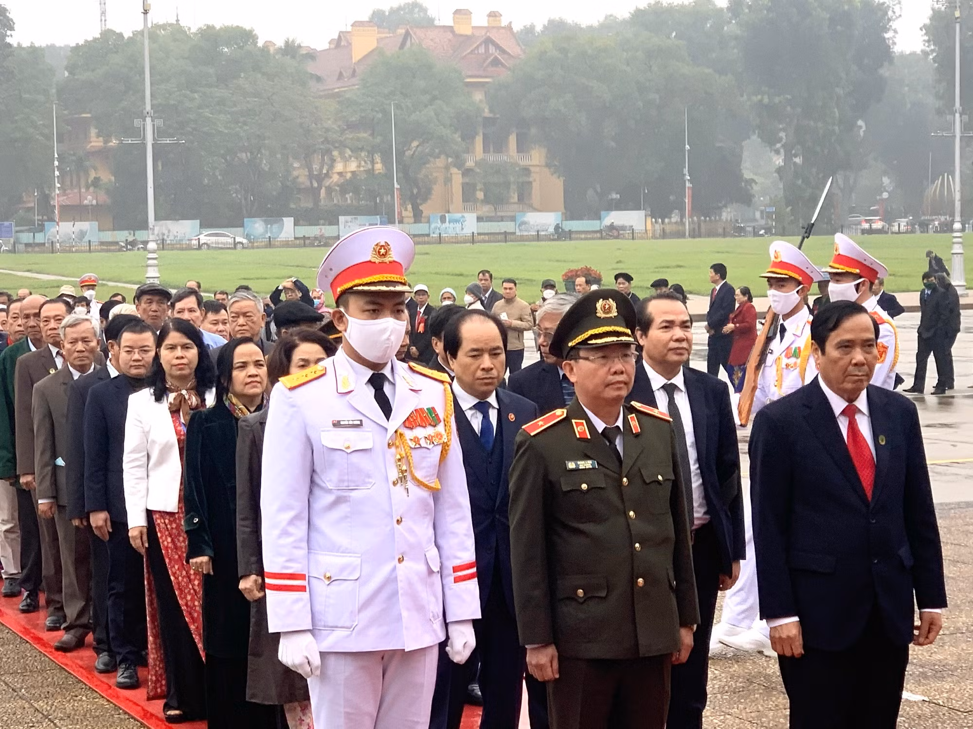 Đoàn đại biểu người cao tuổi điển hình tiên tiến vào Lăng viếng Chủ tịch Hồ Chí Minh. -0