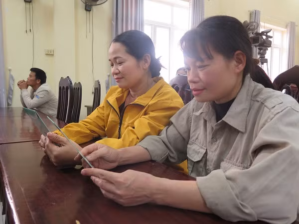 Trao tặng sổ BHXH, thẻ BHYT tại tỉnh Sơn La, Hòa Bình -0