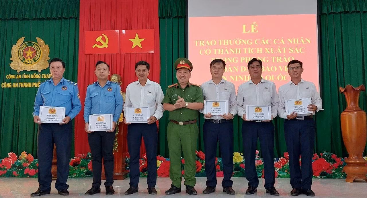 Trao khen 6 cá nhân có thành tích trong vụ bắt kẻ cướp ngân hàng -0