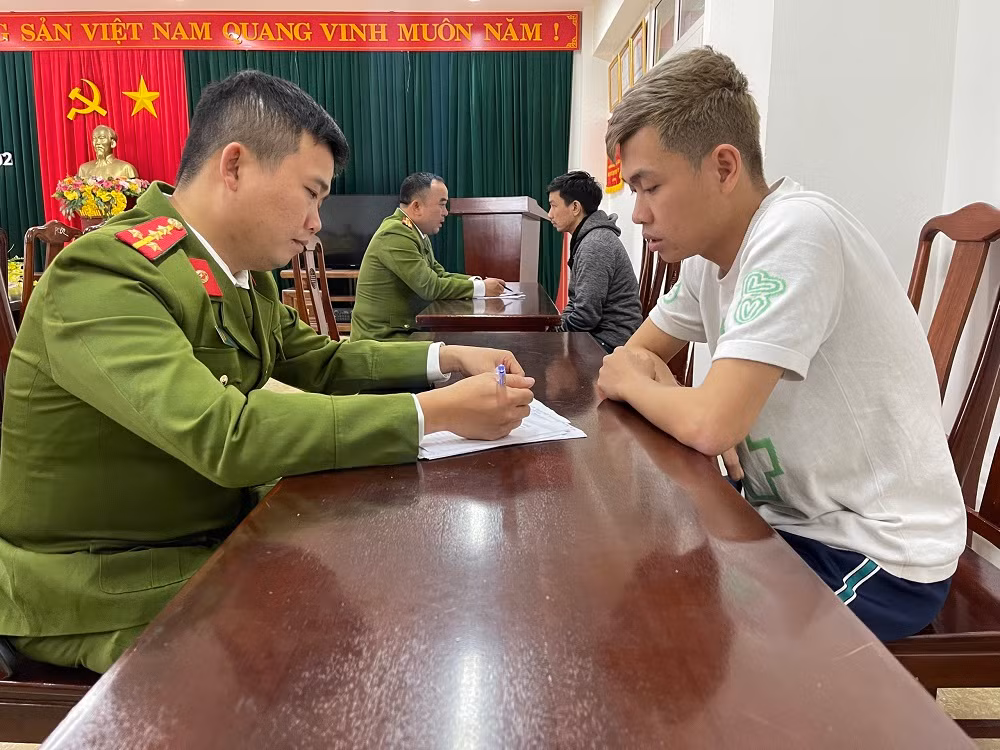 Dạt ra Hà Tĩnh thuê nhà nghỉ để điều hành đường dây cá độ bóng đá tại Huế -0
