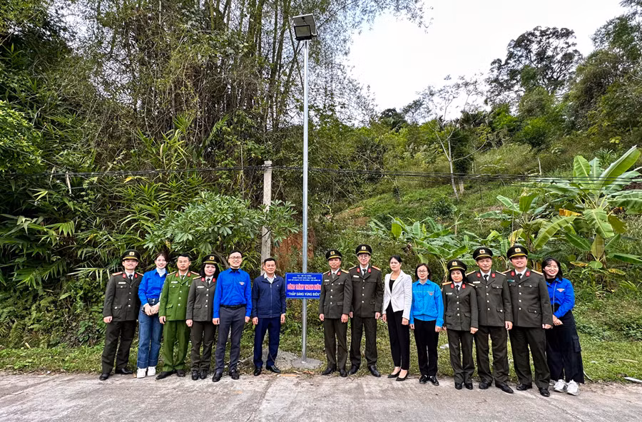 Xua tan lạnh giá mùa đông nơi địa đầu Tổ quốc -0