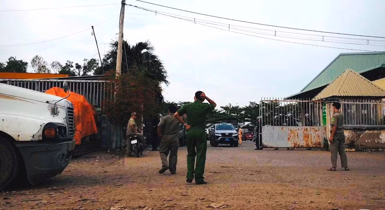 Công an TP Hồ Chí Minh khám xét một trung tâm đăng kiểm tại quận Bình Tân -0
