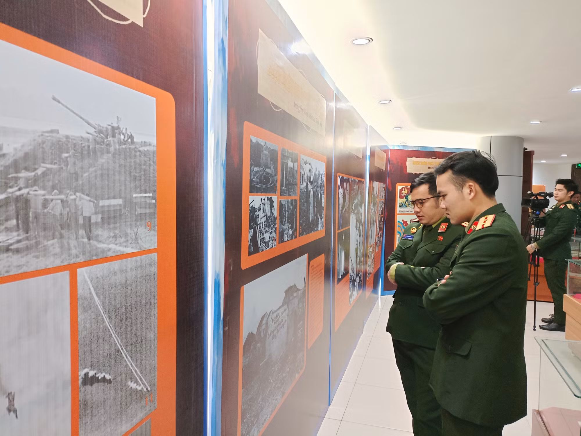 Trưng bày và triển lãm: Báo chí xung trận “Hà Nội – Điện Biên Phủ trên không” -0