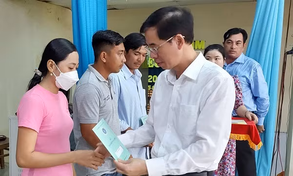 Trao tặng sổ BHXH, thẻ BHYT cho người dân Trà Vinh, Sóc Trăng -0