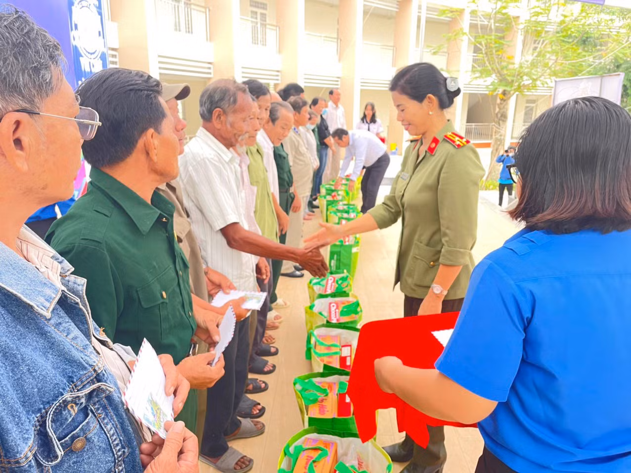 Ngày Thanh niên tuyên truyền pháp luật phòng, chống tội phạm, ra quân xử lý môi trường -0