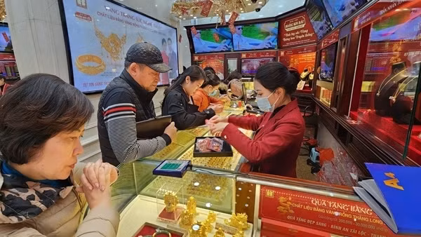 Chiều cuối năm, giá vàng tiếp tục giảm
