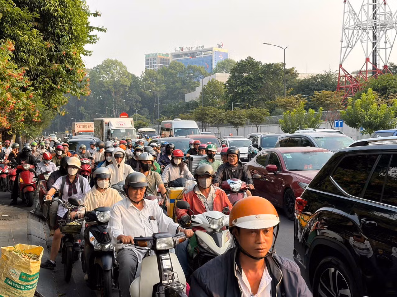 CSGT có mặt tại các điểm nóng giúp người dân về quê nghỉ Tết dương lịch an lành -3