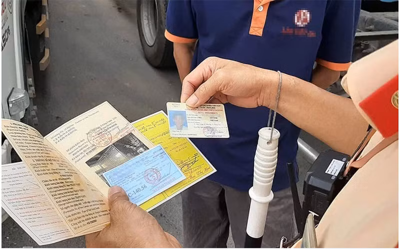 Người điều khiển ô tô không có bảo hiểm bắt buộc bị phạt tới 600 nghìn đồng -0