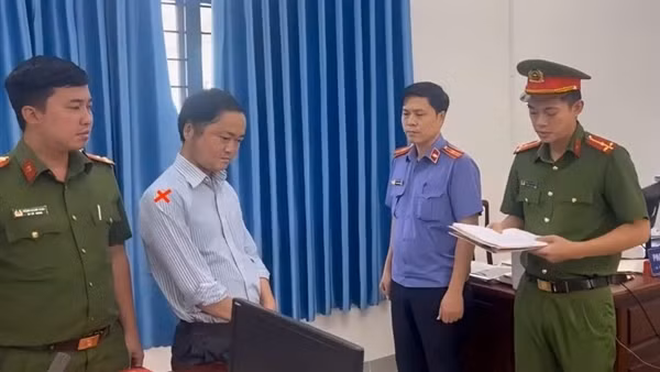 Bắt công chức địa chính xã lạm dụng chức vụ quyền hạn chiếm đoạt tài sản