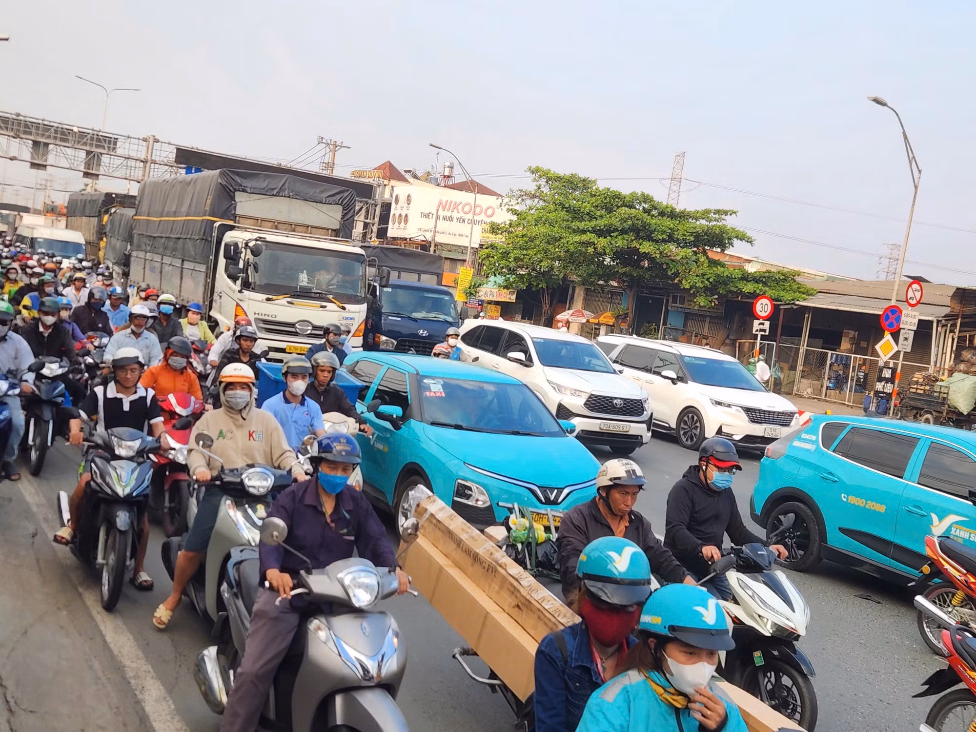 CSGT có mặt tại các điểm nóng giúp người dân về quê nghỉ Tết dương lịch an lành -0