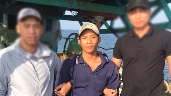 Trinh sát hình sự "khóa tay" kẻ giết người trốn truy nã ở trên ghe